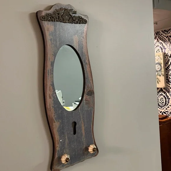Decorative mirror with knobs - Picture 3 of 3